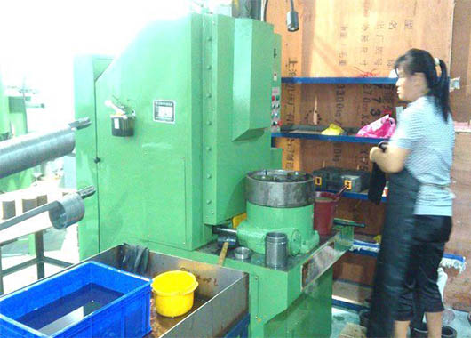 Honing machine